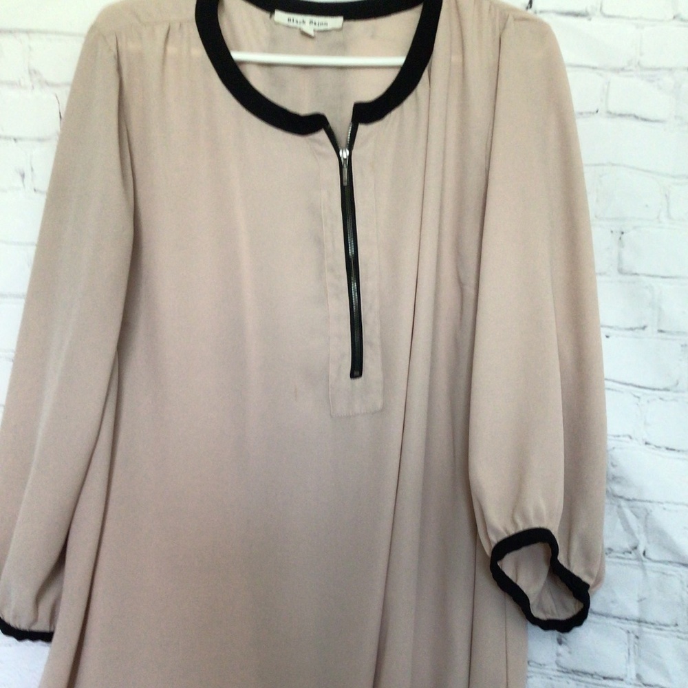 Nice top  tan with beautiful lace 2xl